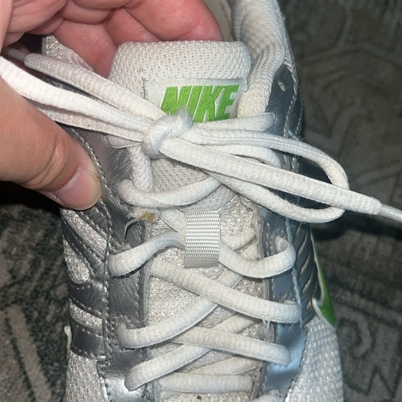 Nike women’s Reax White and Gray Sneakers with Lime Green Details size 8 - Picture 3 of 7